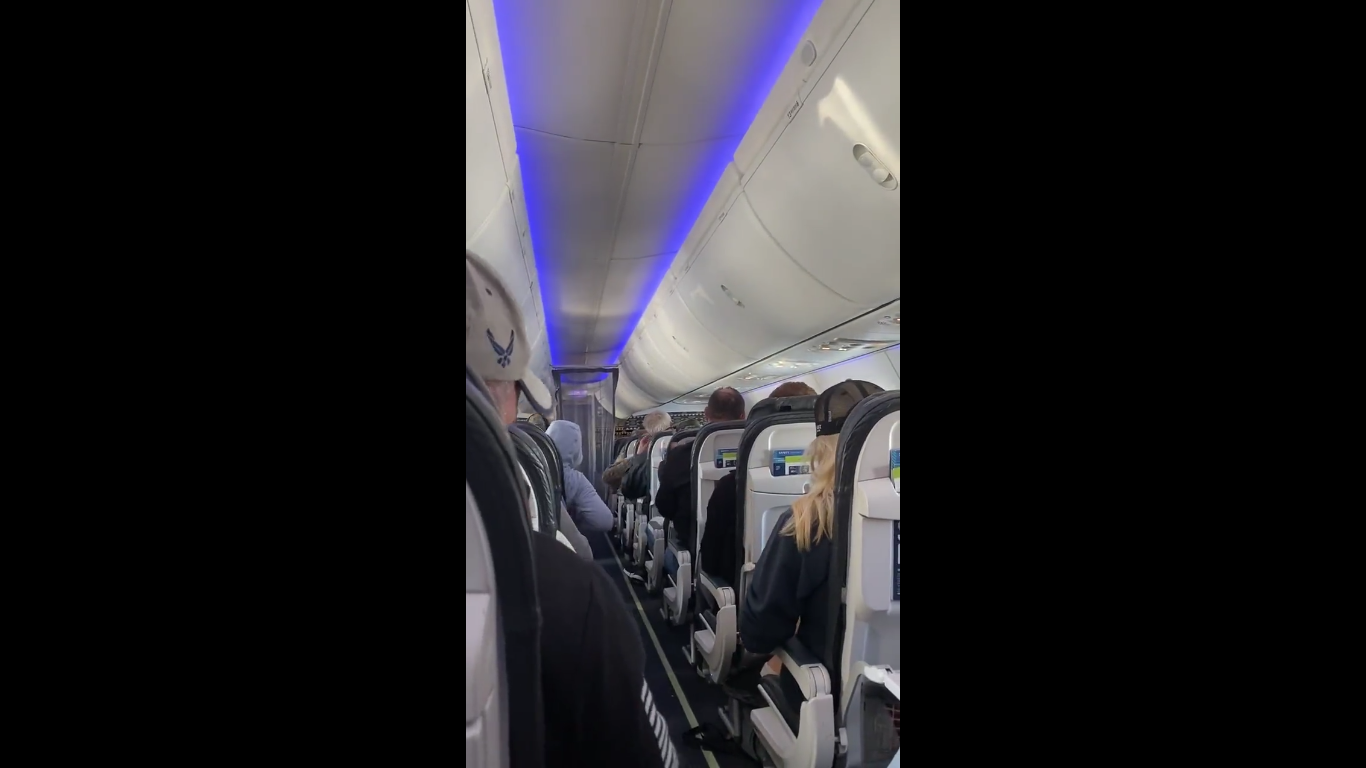 Pilots filmed urging Americans to ditch masks midflight as judge axes